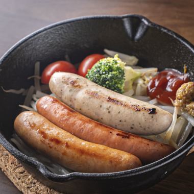 【熱々鉄板】ジュワッと溢れる肉汁とパリッと食感がたまらない「名物ソーセージ盛り合わせ」