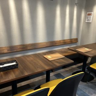 4名様用のテーブルが2つございます。