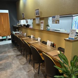 カウンターが6席ございます。1人でのサク飲みなどにも利用可