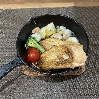 海老と白身魚のアヒージョ