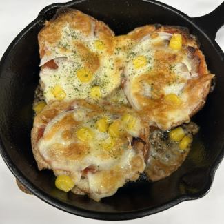 トマトソースのバケットピザ