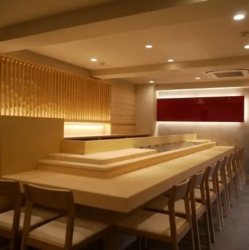 2階建ての広い店内。1階は寿司屋の定番、カウンター席。目の前で職人の洗練された技をお楽しみ頂けます。シンプルな内装と広めの椅子でゆっくりとおくつろぎ頂けます。木のぬくもりを感じる、落ち着いた空間です。