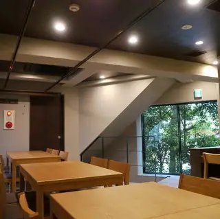 他のお客様に気兼ねすることなく職人を独占してコースやお酒を楽しめます。歓送迎会や結婚のお祝い、大切なビジネスイベントなど、集まった全員で一体感を持って自慢の寿司と会話を堪能できる特別なひとときになります。詳しくはお問い合わせください。