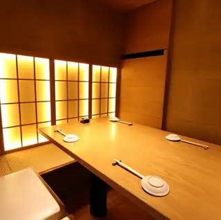 【掘りごたつ個室】最大6名様までご利用いただけます。個室料5%頂戴します。周りの視線や音を気にせず過ごせるため大切な接待や特別な記念日、小さなお子様連れの会食に最適。和の情緒あふれる空間で上質なお寿司と会話を心ゆくまで堪能できる特別な時間を演出してくれます。