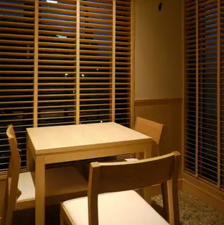 【テーブル個室】最大3名様までご利用いただけます。個室料5%頂戴します。周囲の視線や雑音を一切気にせず会話に集中できるため大切な記念日やデート、じっくり話したいビジネスの商談にも最適。周囲を気にせず自分たちのペースで上質なお寿司を味わう、贅沢でロマンチックなひとときを楽しめます。