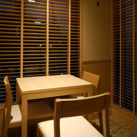 【テーブル個室】最大3名様までご利用いただけます。個室料5%頂戴します。周囲の視線や雑音を一切気にせず会話に集中できるため大切な記念日やデート、じっくり話したいビジネスの商談にも最適。周囲を気にせず自分たちのペースで上質なお寿司を味わう、贅沢でロマンチックなひとときを楽しめます。