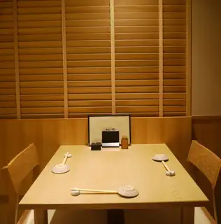 [Private Table Room] Available for up to 3 people.A 5% private room fee will be charged.Perfect for special anniversaries and dates.You can enjoy a luxurious moment savoring high-quality sushi at your own pace without worrying about those around you.*If you would like to specify the type of seating, please contact us by phone.*Please note that you will be guided via the stairs.