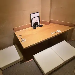 [Private room with sunken seating] Available for up to 3 people.A 5% private room fee will be charged.Perfect for special anniversaries and dates.You can enjoy a luxurious moment savoring high-quality sushi at your own pace without worrying about those around you.*If you would like to specify the type of seating, please contact us by phone.*Please note that you will be guided via the stairs.