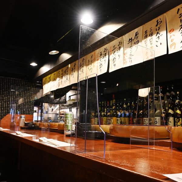 丹精込めて作られた彩り豊かなおばんざいがずらりと並ぶ、カウンター席を完備。ペアでゆったりと座れる大きな木のチェアーを完備しており、デート利用にも最適です。もちろん、会社帰りに「かる～く一杯」というサラリーマンの方も大歓迎。料理人の丁寧な仕事ぶりを眺めながら、一日の疲れをゆっくりと癒して下さい。