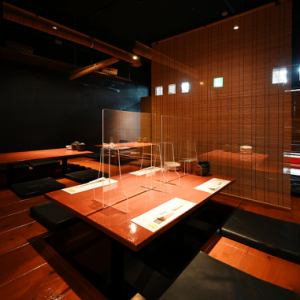 まるで別邸のような特別感を味わえる「はなれ」の掘りごたつ個室をご用意しております。専用入口を備えた完全プライベート空間は、25名様(平日は20名様)からの貸切に対応◎足を伸ばしてゆったりとお寛ぎいただけます。駅の目の前ですので、集合や解散もスムーズで、幹事様も安心してお集まりいただけます。