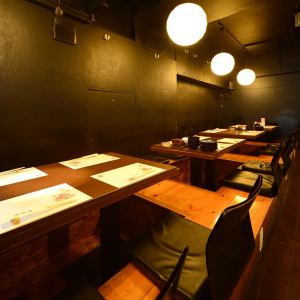 カウンター席の後方にある、足を伸ばしてお寛ぎいただける掘りごたつ席です。お履き物を脱いでからの段差も緩やかで、柔らかくフィットする座椅子も完備。お年寄りやお子様連れのご家族にも大変ご好評です。和と洋が混在する空間には4名様用のテーブルが4卓あり、繋げると最大で20名様までのご宴会も可能です。