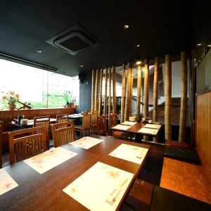 他の空間とはちょっとした仕切りがあり、大人数でのご宴会にもお奨め！窓際にあるこちらのテーブル席は最大25名様までご利用いただける開放感ある空間。今宵は藤が丘駅を降りてちょっと寄り道しちゃいたいサラリーマンの方は、靴を脱がずにスムーズにご案内！ランチなどの会食時にも太陽の日差しが心地よいお奨めの席です。