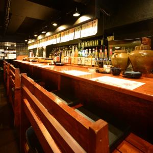 ズラリと並ぶ銘酒が圧巻のカウンター席は4組8名様まで可能！目の前におばんざいの大皿が並び、ペアで座る事ができる大きな木のチェアーが印象的◎勿論会社帰りにかる～く一杯なんてサラリーマンの方も大歓迎！料理人の丹精込めた丁寧な仕事ぶりをご覧になりながら、ゆったりと一日の疲れを癒してください。