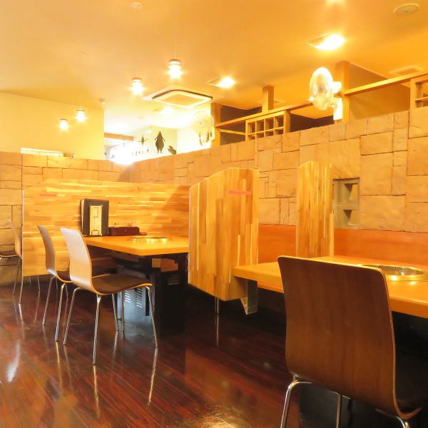 A stylish first floor seat.We have many seats, so we can accommodate any number of people.You can also sit diagonally opposite.As a measure against corona, we have renovated the store and installed blinds.We look forward to your visit♪