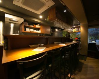 Counter seats popular with one person and regulars♪