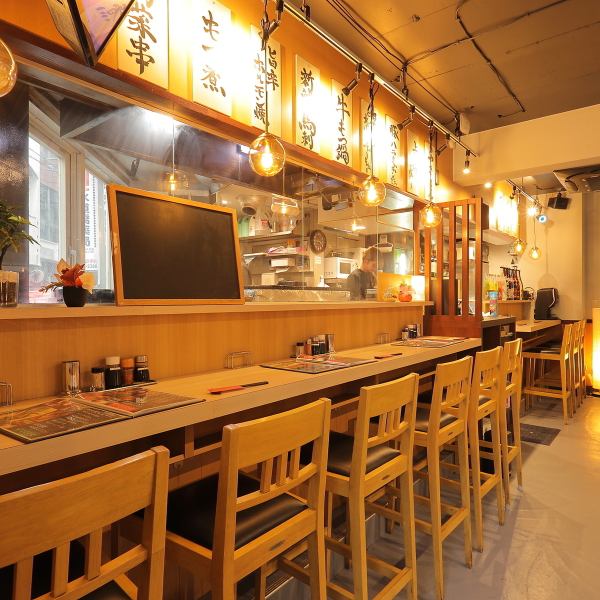 お一人様やカップルでのご利用に最適なカウンター席もご用意しています♪職人が串を打つ様子や調理の様子を間近で見ることができ、ライブ感を楽しめます◎サクッと飲みたい時や、気の置けない方と語り合いたい時にぴったり。お気軽にお立ち寄りくださいね！