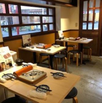 店内には4名様用のテーブル席を5卓ご用意しております。レイアウトは自由に変更可能ですので、人数やご利用シーンに合わせて柔軟に対応いたします。各種ご宴会に最適な空間で、少人数のお食事から中規模の宴会まで幅広くご利用いただけます。料理を囲みながら、気の合う仲間と楽しいひとときをお過ごしください！