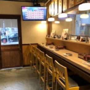 お一人様やサクッと飲みたい方に人気のカウンター席もご用意しております。目の前で焼き上がるやきとんの香ばしい香りと、職人の手さばきを間近で楽しめる特等席です。お仕事帰りの一杯や、ちょい飲みにもぴったり。気軽に立ち寄れる居心地の良い空間で、思い思いの時間をお過ごしください。