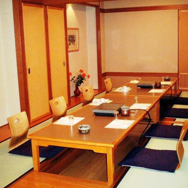 Please relax in the tatami room with a calm atmosphere.