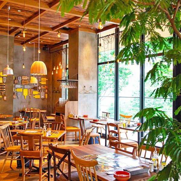 A total of 110 seats are available in the store where you can feel the warmth of wood grain and indirect lighting. The spacious space can be reserved for parties etc. with reservations of 80 people or more ◎ Also, "Share lunch" that everyone can share for lunch Offer ♪