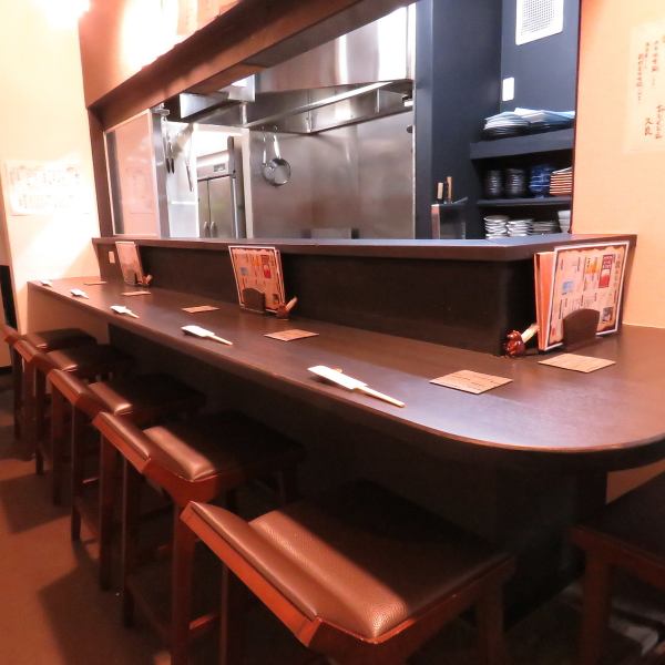 一歩足を踏み入れると、白と黒を基調としたモダンで高級感あふれる空間が広がります。全6席のカウンター席は、まさに特等席！目の前で天ぷらを揚げる音や香りを楽しみ、料理が完成していく様子を間近で見ることができるライブ感が魅力です。30代以上の大人世代がゆったりと過ごせる、落ち着いた場をご提供いたします。