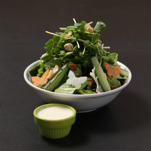 Green salad with savory nuts