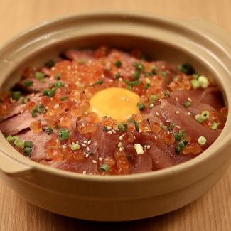 ローストビーフ・マグロ・イクラの土鍋飯