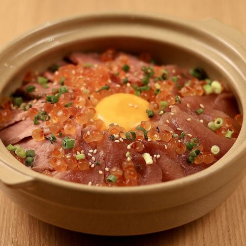 ローストビーフ・マグロ・イクラの土鍋飯