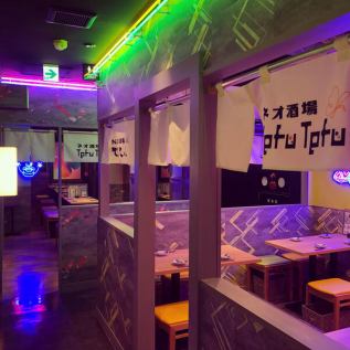 A stunning space with sparkling neon lights♪ Available for groups of 12 people!! The space can also be shared by 2 people.Can be rented exclusively for up to 30 people!