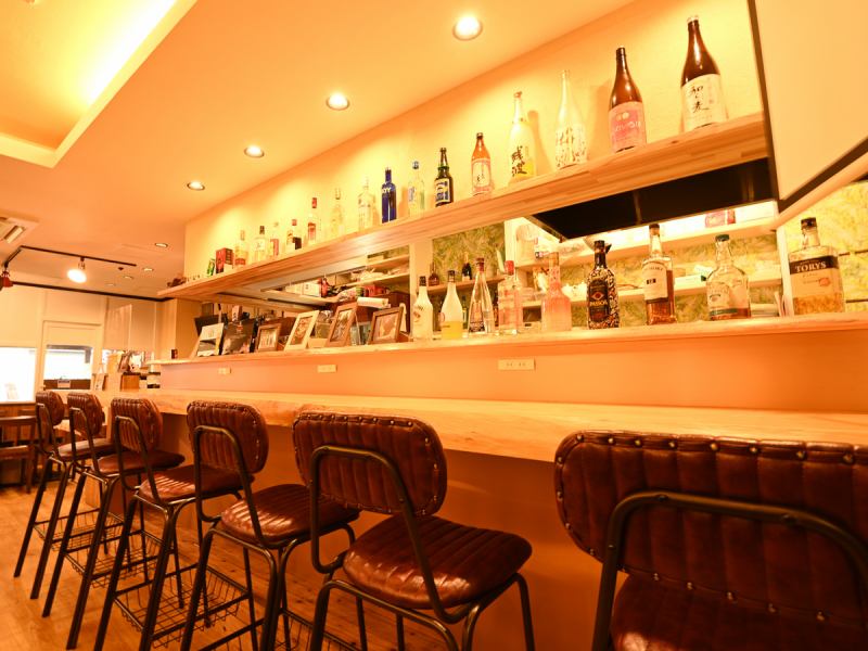 Cheers at the counter seats like a cyclo bar ♪ Feel free to have a drink alone, date with a couple, have fun with the staff, and feel free to drop by.