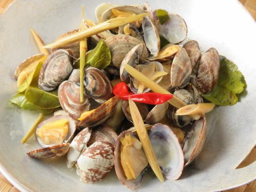 Steamed clams with Vietnamese sake, lemongrass flavor