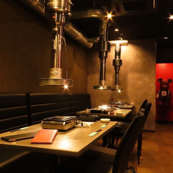 2/4/6名様まで座れるテーブル席など、店内には人数やシーンに合わせて使えるお席を完備しています。美味しいお肉を食べながらワイワイ楽しむ女子会や、ご友人や仕事仲間との気軽なご宴会など様々なシーンでお楽しみいただけます。ご宴会に欠かせない2時間飲み放題コースも1650円(税込)とお手頃価格でご用意しております☆
