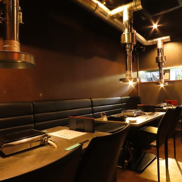 総席数40席の店内では、団体様のご宴会も大歓迎です！横並びのテーブルを使えば人数に合わせたご宴会をお楽しみいただけます。大人数での貸切宴会もお気軽にご相談ください。歓送迎会や懇親会などの会社宴会にピッタリな2時間飲み放題付きコースも各種ご用意しております。ご予算に応じてお好きなプランをお選びください♪