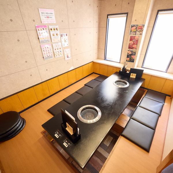 6名用と10名用の半個室を完備しており、デートや小規模な宴会にぴったりの落ち着いた空間です。周りを気にせずゆったり過ごせるため、大切な時間をリラックスして楽しめます。プライベート感を大切にしたいシーンにぴったりの居心地の良い席をご用意しています！