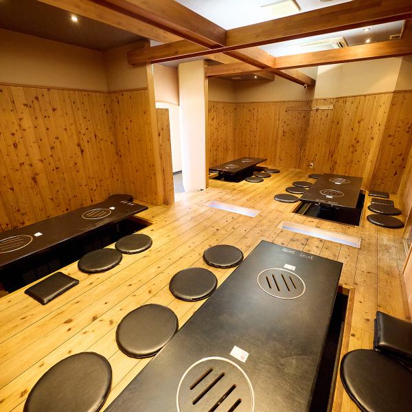 最大30名まで対応可能な広々とした宴会部屋を完備しており、貸切もご相談いただけます。会社の飲み会や歓送迎会、友人同士の大人数の集まりに最適なスペースで、周囲を気にせずゆったりと楽しめるのが魅力です。お気軽にお問い合わせください！