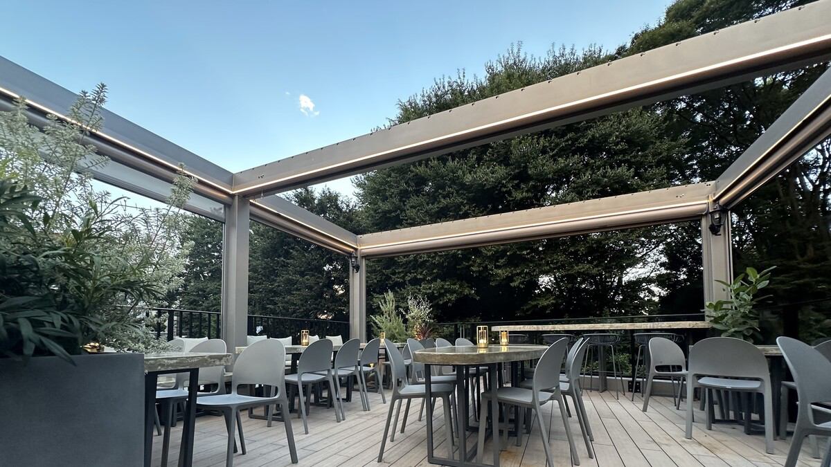 Rooftop and terrace seating available. Located in front of Inokashira Park, it's well ventilated.