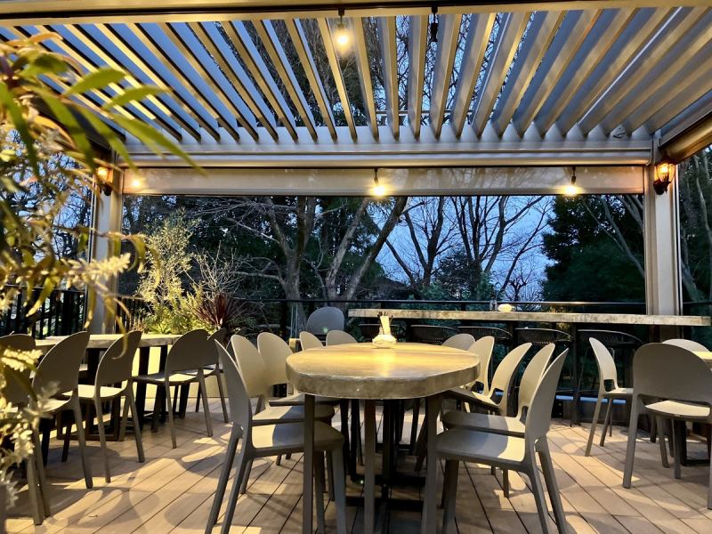 4 minutes walk from Kichijoji Station! HONOO, which overlooks Inokashira Park, is an all-day dining restaurant that suits a variety of occasions . ✨ Lunch options include mackerel sandwiches with homemade tartar sauce and the popular chicken white soup curry. ☕ Relax with freshly ground coffee and delicious sweets during cafe time. 🌅 Enjoy a special dinner time with wine or craft beer while enjoying the night view.