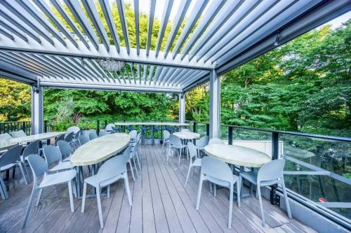 [Newly opened rooftop BBQ beer garden with a panoramic view of Inokashira Park]
『HONOO』 【 @inokashira_honoo】

4 minutes walk from Kichijoji🚶💨
You can come empty-handed or bring your own food! Because it's close to the station, you can even do some shopping on the way.
This BBQ beer garden is perfect for girls' get-togethers, parties, and events with friends.

We offer a unique terrace seating area within the nature-rich Inokashira Park where you can enjoy the four seasons.
You can enjoy cherry blossoms, autumn leaves, and ice-cold beer in the hot summer!!

《Pets welcome🐕️Multipurpose ways to enjoy HONOO♪》
Enjoy coffee, tea and sweets with your beloved pet while feeling the breeze, or relax on the terrace with a cup of coffee and a good book!
Where should we go today? It's also recommended for lunch or dinner with mom friends.
Our specialty lunch is our homemade tartar mackerel sandwich.
Why not enjoy a quiet moment away from the hustle and bustle of the city?
You can come alone or have a good time with friends! Please use it for various occasions✨

《 Ingredients provided by HONOO 》
We offer delicious meat and fresh vegetables.
We source our sausages from western Tokyo, so we hope you will try them.
We don't just serve hearty dishes, we also have photogenic dishes ♡
We also have a variety of other stylish dishes available, such as "Scallop and shrimp ajillo" and "Squid with red wine butter and soy sauce" 📷

"You are welcome to bring your own ingredients and enjoy with your favorite food."
Bring-your-own food and drink plans are available from 880 yen per person per hour!
Recommended for those who want to enjoy their favorite ingredients and alcohol🍻 All the necessary equipment and tableware are provided, so your luggage won't be too heavy💪
\Chilled glasses, ice, and carbonated water are free! There are supermarkets and convenience stores nearby, so you won't have any trouble getting ingredients.

We look forward to your visit.
『HONOO』 【 @inokashira_honoo】
#Inokashira Park Date
#honoo
#InokashiraParkLunch
#Kichijoji Station
#KichijojiDinner
#Kichijoji Beer Garden
#Kichijoji leisurely lunch
#Kichijoji food
