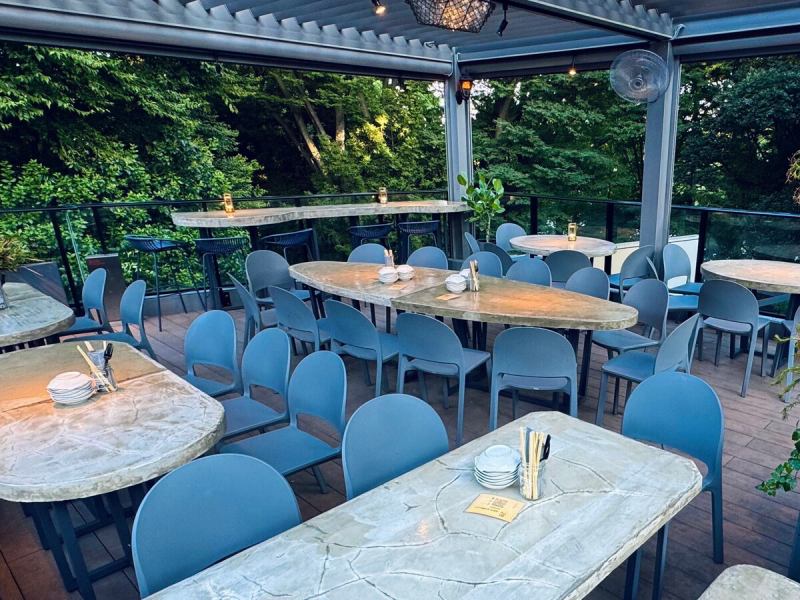 人気の手ぶらBBQプランは時間を問わずいつでもOK！誕生日や記念日にはサプライズデザートプレートもご用意しています🎉緑豊かなテラス席で、自然を感じる開放的な空間で、心地よい時間をお過ごしください♪ ■サプライズ演出！誕生日・記念日に、サプライズデザートプレート（1,100円） YouTube動画へGO♪✨吉祥寺のオアシス、井の頭テラス『HONOO』で特別なひとときを✨ 