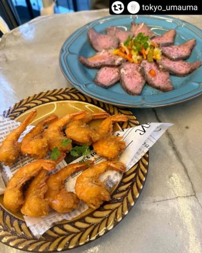 ありがとうございました‼️
リポストさせていただきます🍴🙏

#リポスト - @tokyo_umauma 
🍴他のグルメも見る→ @tokyo_umauma

雨の日も愛犬とお出かけが楽しめる！
屋根付きテラスのお店見つけました🐶✌️

✂︎————————————
🍴お店情報　井の頭テラス HONOO @inokashira_honoo 
🗾住　　所　東京都武蔵野市御殿山1-3-3 A*G井の頭公園 East棟 2F
🚃アクセス　吉祥寺駅から徒歩4分
🕰営業時間　11:30-23:00
🏡定　　休　特になし
⏳待ち時間　休日は予約していくのがオススメです！
————————————✂︎

ランチもディナーもわんこウェルカム🐶💞
井の頭公園に愛犬とお散歩に行く方、必見のお店を見つけました！

【注文したメニュー】
※特におすすめのメニューは★を付けています！

★選べるフレンチフライ（バター醤油）638円
→フライドポテト大好きなのですが、ボリュームたっぷりで好きな味を選べて美味しかった！最近量が少ないポテトを出すお店も増えてるから、この量は嬉しい☺️

★HONOO's タルタルたっぷりクラッカー 770円
→とびっ子がたっぷり入った海鮮タルタル！
　私たちはノンアルだったけど、お酒を飲む人はみんな頼んでほしいくらい美味しかった🤤

★HONOO's シュリンプカクテル 1540円
→見た目がオシャレなだけじゃない！ぷりぷりの大きなエビがたっぷり！2種類ソースがあるんだけど、マヨネーズの方は特に海老マヨになって美味しかった✨

★原木ベーコン鉄板ステーキ 825円
→大きなベーコンステーキ！この値段でいいんですかっ👀！？ボリュームたっぷりでした！

★殻付きガーリックシュリンプ 770円
→しっぽごと丸々食べられるエビさん。エビ好きさんはぜひ頼んでみてね💡

★ホットアップルパイ＆ミルクジェラート 803円
→ほんのり温かいアップルパイと冷たいアイスの組み合わせが美味しかった❣️ご飯だけじゃなくてデザートまで楽しめるのが嬉しい🍎✨

・海鮮ポキサラダ 1188円
・牛の炙りタタキ ラビゴット冷製ソース 1298円
・ティラミス 638円
・ストロベリーフィズ（果肉入り）550円
・ジンジャエール 385円

BBQが有名なお店だけど、普通にふらっとランチやディナーにもおすすめです☺️❣️
雨が降っても大丈夫なテラス席だから、お散歩中急に雨降ってきてどうしよう😢みたいな時にも、雨宿りがてらぜひ行ってみてほしいです🙌
次はBBQも行ってみたいな〜！

正直レビュー コスパ　：★★★★★ 美味しさ：★★★★★ 総合評価：★★★★★

おすすめ利用シーン
愛犬:◎
友達:◎
大人数飲み会:◎
デート:◎ 
インスタグラム@tokyo_umauma では、実際に足を運んで感じたグルメ情報を東京中心にお伝えします。
※不定期で旅行先のグルメ情報もアップします。
ぜひフォローいただけると嬉しいです🐰🍴

#井の頭テラスhonoo #吉祥寺グルメ #吉祥寺カフェ #吉祥寺ディナー #吉祥寺犬連れ #井の頭公園グルメ #井の頭公園