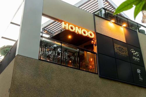 【　井の頭公園が一望できる屋上BBQビアガーデンがNEWOPEN　】
『HONOO』　【 @inokashira_honoo】

吉祥寺から徒歩4分🚶💨
手ぶらでも、持ち込みでもOK‼️駅チカだからこそ、途中で買い出しもできちゃう🍺
女子会や、パーティー、仲間とのイベントにぴったりなBBQビアガーデンです✨

自然豊かな井の頭公園内で四季が楽しめる、唯一無二のテラス席をご用意。
桜や、紅葉、暑い夏にキンキンに冷えたビールをお楽しみいただけます‼️

《　ペット連れOK🐕️HONOOの多目的な楽しみ方♪　》
大好きなペットと一緒に、風を感じながらコーヒーや紅茶とスイーツを楽しんだり、テラスでゆったりコーヒーと読書を楽しむのもOK！
今日のお店はどこにする？ママ友とのランチやディナーでの利用にもオススメです。
当店のランチの名物は＼自家製タルタルサバサンド／
都会の賑やかさから離れて、静かなひとときを楽しみませんか〜☕️
一人で来てもOK、みんなでワイワイ過ごしてもOK！様々なシーンにご利用ください✨

《　HONOOがご用意する食材　》
美味しいお肉や新鮮なお野菜をご用意しております🍅
ソーセージは、西東京からお取り寄せしておりますので、ぜひご賞味いただきたい一品でございます。
ガッツリ系だけではなく、写真映えするお料理もございます♡
ほかにも、「ホタテとエビのアヒージョ」や「スルメイカの赤ワインバター醤油」などのオシャレな料理を多数ご用意📷

《　持ち込みで大歓迎🙌🏻好きな食材でお楽しみいただけます　》
食材＆飲み物持ち込みプランは、お1人様1時間880円〜承ります！
自分の好きな食材とお酒を楽しみたい方にオススメです🍻必要な機材や食器類は揃っているので、荷物も重くない💪
＼なんと／冷えたグラス・氷・炭酸水は無料‼️近くにはスーパーやコンビニもございますので、食材調達にも困りません。

皆様のご来店、心よりお待ちしております。
『HONOO』　【 @inokashira_honoo】
#吉祥寺でランチ
#吉祥寺えき
#吉祥寺ゆっくりランチ
#吉祥寺
#吉祥寺ランチ