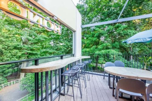 【 井の頭公園が一望できる屋上BBQビアガーデンがNEWOPEN 】
『HONOO』 【 @inokashira_honoo】
吉祥寺から徒歩4分🚶💨
手ぶらでも、持ち込みでもOK‼️駅チカだからこそ、途中で買い出しもできちゃう🍺
女子会や、パーティー、仲間とのイベントにぴったりなBBQビアガーデンです✨
自然豊かな井の頭公園内で四季が楽しめる、唯一無二のテラス席をご用意。
桜や、紅葉、暑い夏にキンキンに冷えたビールをお楽しみいただけます‼️
《 ペット連れOK🐕️HONOOの多目的な楽しみ方♪ 》
大好きなペットと一緒に、風を感じながらコーヒーや紅茶とスイーツを楽しんだり、テラスでゆったりコーヒーと読書を楽しむのもOK!
今日のお店はどこにする?ママ友とのランチやディナーでの利用にもオススメです。
当店のランチの名物は\自家製タルタルサバサンド/
都会の賑やかさから離れて、静かなひとときを楽しみませんか〜☕️
一人で来てもOK、みんなでワイワイ過ごしてもOK!様々なシーンにご利用ください✨
《 HONOOがご用意する食材 》
美味しいお肉や新鮮なお野菜をご用意しております🍅
ソーセージは、西東京からお取り寄せしておりますので、ぜひご賞味いただきたい一品でございます。
ガッツリ系だけではなく、写真映えするお料理もございます♡
ほかにも、「ホタテとエビのアヒージョ」や「スルメイカの赤ワインバター醤油」などのオシャレな料理を多数ご用意📷
《 持ち込みで大歓迎🙌🏻好きな食材でお楽しみいただけます 》
食材&飲み物持ち込みプランは、お1人様1時間880円〜承ります!
自分の好きな食材とお酒を楽しみたい方にオススメです🍻必要な機材や食器類は揃っているので、荷物も重くない💪
\なんと/冷えたグラス・氷・炭酸水は無料‼️近くにはスーパーやコンビニもございますので、食材調達にも困りません。
皆様のご来店、心よりお待ちしております。
『HONOO』 【 @inokashira_honoo】
#吉祥寺よるごはん
#吉祥寺ご飯
#吉祥寺ぐるめ
#吉祥寺おすすめ
#井の頭公園ディナー
#吉祥寺らんち
#吉祥寺ディナー
#吉祥寺から渋谷
#井の頭公園デート
#井の頭公園グルメ