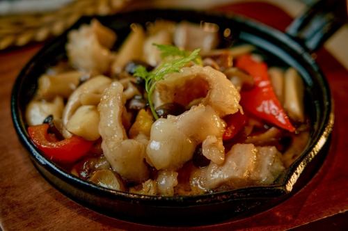 .
🔥【吉祥寺】这就是为什么你会想在户外度过冬天。HONOO的冬季露台非常受欢迎⛄️✨
冬日的空气有一种特别的魅力。
在凛冽的寒风中,木炭燃烧的噼啪声更加清晰地回荡着。
光是闻到它的香味就能让人放松。
HONOO 的露台不仅仅是一个户外用餐的地方。
“享受冬日的舞台”🔥
炉灶的柔和热气包裹着身体,
裹着毯子烤肉的时光真是无比惬意。
A5级黑毛和牛每次烹饪后都会散发出浓郁的香气,味道层次也越来越丰富。
肥美的扇贝和多刺的龙虾在凉爽的夜风中蒸腾着,闪闪发光。
我以前从不知道在户外用餐能如此充分地刺激五官。
而 HONOO 的夜晚“闪耀着光芒”。
火光映照下,她的脸庞柔和而宁静。
井之头公园的夜景营造出一种纵深感。
每一刻都成为难忘的回忆📸✨
和朋友们一起玩乐,和伴侣享受安静的时光,或者和家人以及狗狗一起享受美好时光。
HONOO 的冬季将任何场合都变成“特别的夜晚”。
📍【HONOO】吉祥寺站步行4分钟/紧邻井之头公园
#吉祥寺露台
#冬季烧烤
#户外饮酒最棒
#炉灶露台
#空手烧烤
#宠物友好型露台
#夜间露台
#冬天
#TokyoTerrace
#TokyoNight
#EatLikeALocal
#RooftopBBQ
#HotTerrace
#FoodieTokyo
#难忘之夜