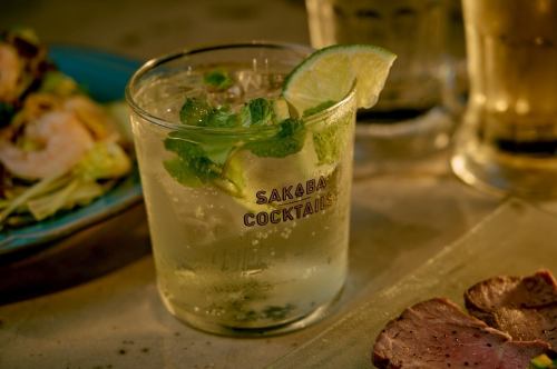 .
🔥【吉祥寺】冬夜里点燃的“真火”营造出的特殊时刻。HONOO冬季限定露台烧烤🍷⛄️
天气越冷,火焰的温暖就越能温暖我的心。
在屋顶露台上,周围弥漫着木炭燃烧的香气和炉子的温暖,
A5级黑毛和牛慢烤的过程就像一种仪式。
表面香气扑鼻,咬下去的瞬间,优质脂肪的甜味便会蔓延开来。
用木炭烤制后,龙虾和扇贝的鲜美滋味会更加突出。
我忍不住大声问道:“为什么冬天在户外吃它味道那么好呢?”
裹着温暖的毯子,一边啜饮葡萄酒,一边欣赏摇曳的火焰,没有什么比这更惬意的了。
这个空间会让你忘记城市的喧嚣,真是名副其实的“成人奢华”。
每当我感受到夜风吹拂,冬日的静谧便与淡淡的烟香交织在一起。
一个只有在这里才能体验到的壮丽冬夜就此诞生🔥
📍【火奴】
东京都武藏野市御殿山1-3-3井之头公园东馆2楼A*G(从吉祥寺站步行4分钟)
紧邻井之头公园 / 11:30-23:00
#吉祥寺晚餐
#冬季烧烤
#日本黑牛
#海鲜烧烤
#冬季奖励
#炉灶露台
#篝火的感觉
#夜间烧烤
#非凡空间
#TokyoDinner
#WinterVibes
#HotTerrace
#RooftopTokyo
#LuxuryTokyo
#HiddenGemTokyo