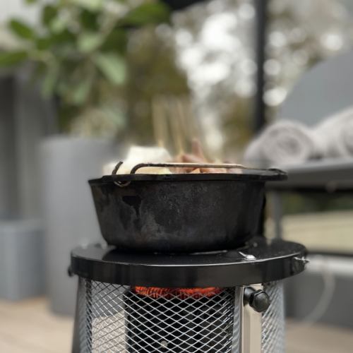 .
🔥On nights enveloped in the winter air, it feels like being in a mountain hut.
In the crisp, clear air,
The heat from the stove slowly reaches my back.
If you listen carefully, you can hear only the soft crackling of the charcoal fire.
For a moment you forget you're in the city.
My fingertips are cold, but my heart is warm.
The flickering of the flames was as gentle as the light on the snow.
On a night like this, just sitting there is enough.
I never knew the silence of winter could be so luxurious.
#WinterTerrace
#Drinking outside is the best
#bonfirefeeling
#Winter
#Night Terrace
#Hot Terrace
#TokyoNight
#WinterVibes
#RooftopTokyo
#Memorable times
#WinterBBQ
#TerraceGirlsMeeting
#KichijojiNight
#FoodieTokyo
#Night view and flames