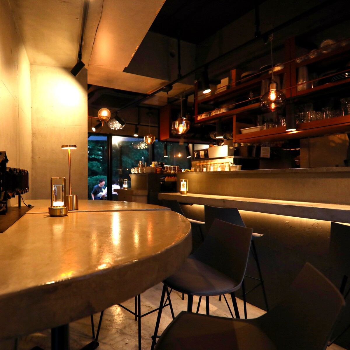 屋内席もスタイリッシュでシンプル＆オシャレな空間！様々なシーンにご利用頂けるお店。大人の社交場を演出いたします。