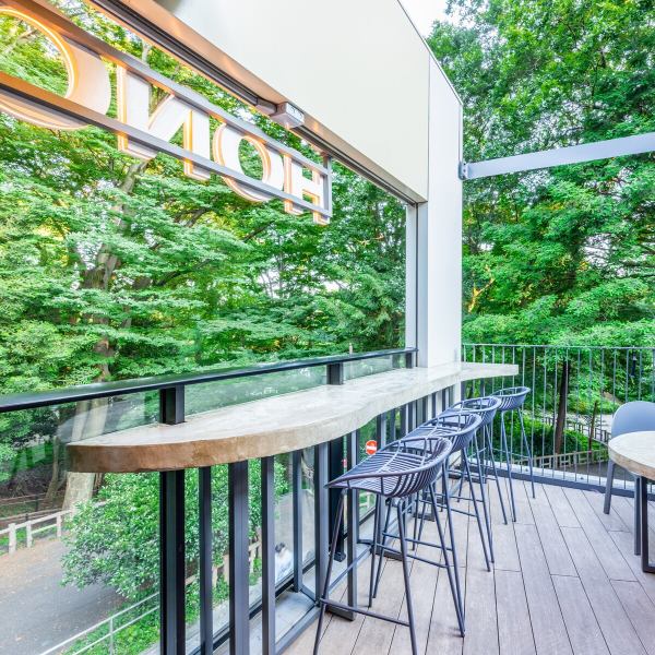 井の頭公園を一望できる屋上ガーデン「HONOO」の自慢のビューカウンター席では、自然に包まれ季節の移ろいを感じながらランチ、ティータイム、ディナーまで一日中楽しめる " ALL DAY DINING♪"手ぶらBBQコース『三元豚カルビ・BIGソーセージ・若鶏もも肉の塩レモンマリネなど』 全8品 3,000円【お昼から大人気！】四季を感じる井の頭公園を一望できる屋上テラス席でBBQ開催中！各種パーティー・卒業シーズンの送別会・歓迎会にもおすすめです。■BBQはテラス席のみガーデンコースは屋内席でのご利用が可能です！