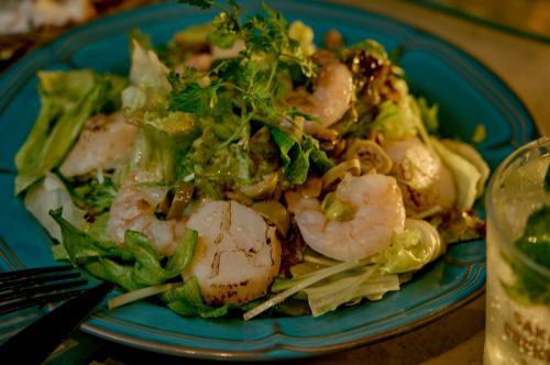 .
🔥【吉祥寺】冬こそ主役になる、炎の屋上テラスHONOO⛄️🔥

「テラスは寒い」というイメージを覆す、冬仕様の屋上テラス。 
ストーブとブランケットを完備し、寒さを感じさせない快適な空間で楽しむ冬BBQが話題を集めている。 
井の頭公園すぐ横という立地も魅力で、 
昼は自然光に包まれるテラスランチ、夜は炎が灯るナイトBBQへと表情が変わる。

冬限定《炎上級BBQプラン》では、 
A5黒毛和牛、伊勢海老、ホタテなど贅沢食材を炭火で豪快に焼き上げる。 
手ぶらでOK、準備も後片付けも不要だから、焼くだけで非日常の時間が完成する🔥 

ペット同伴OK🐶（テラス席限定／事前確認／1グループ2匹まで） 
飲み放題はクラフトビール、ワイン、日本酒まで揃い3,000円〜🍷 
デート、女子会、忘年会、貸切パーティーまで幅広く対応。

📍【HONOO -ホノオ-】 
東京都武蔵野市御殿山1-3-3 A*G井の頭公園 East棟2F 
吉祥寺駅徒歩4分／井の頭公園すぐ横 
🕒11:30〜23:00（L.O.22:30）

#吉祥寺グルメ 
#吉祥寺BBQ 
#冬BBQ 
#冬テラス 
#屋上テラス 
ストーブテラス 
東京BBQ 
ナイトBBQ 
ペットOKテラス 
TokyoEats 
TokyoDinner 
RooftopTokyo 
WinterBBQ 
TokyoNight 
HiddenGemTokyo