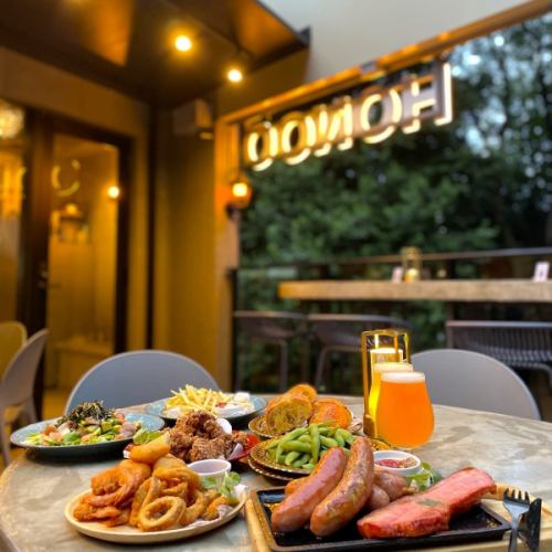 .
🔥【吉祥寺】寒さすら心地いい、炎に包まれる冬テラス⛄️🔥

屋上に広がるのは、ストーブの温もりと炎のゆらめき。 
HONOOのテラスは、秋冬だからこそ完成する特別な空間。 
冷たい空気と暖かな火のコントラストが、 
ここでしか味わえない非日常をつくり出す。

井の頭公園すぐ横。 
昼は開放感あふれるテラスランチ、 
夜は炎が灯るナイトBBQで大人の時間へ。 

秋冬限定《炎上級BBQプラン》は、 
A5黒毛和牛・伊勢海老・ホタテを炭火でじっくり🔥 
手ぶらでOK、準備不要で気軽に楽しめるのも魅力。 

ペット同伴OK🐶（テラス席限定／事前確認） 
クラフトビールやワイン、日本酒が揃う飲み放題も人気🍺 
デート、女子会、イベント、貸切まで幅広く対応。

📍【HONOO -ホノオ-】 
東京都武蔵野市御殿山1-3-3 A*G井の頭公園 East棟2F 
吉祥寺駅徒歩4分／井の頭公園すぐ横 
🕒11:30〜23:00（L.O.22:30）

#吉祥寺ディナー 
#冬BBQ 
#炎のテラス 
#秋冬テラス 
#屋上BBQ 
#東京テラス 
#焚き火気分 
#ストーブ完備 
#冬映え 
#ペット同伴OK 
#TokyoNight 
#TokyoEats 
#RooftopTokyo 
#WinterVibes 
#HiddenGemTokyo