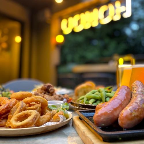 .
🔥【吉祥寺】静かに楽しむ、冬の屋上BBQという選択⛄️🍷

秋冬の澄んだ空気の中で味わう、炎のある時間。 
HONOOの屋上テラスは、 
ストーブとブランケットに包まれながら、 
落ち着いたBBQが楽しめる大人の空間。

井の頭公園すぐ横という立地で、 
昼は穏やかなランチタイム、 
夜は炎が灯るナイトBBQへと移り変わる。 

秋冬限定《炎上級BBQプラン》は、 
A5黒毛和牛・伊勢海老・ホタテを炭火で丁寧に。 
手ぶらOK、片付け不要で、 
気負わず贅沢な時間を過ごせる。

ペット同伴OK🐶（テラス席限定／事前確認） 
飲み放題はワインやクラフトビールも充実🍷 
デートや少人数の集まりにもおすすめ。

📍【HONOO -ホノオ-】 
東京都武蔵野市御殿山1-3-3 A*G井の頭公園 East棟2F 
吉祥寺駅徒歩4分／井の頭公園すぐ横 
🕒11:30〜23:00（L.O.22:30）

#吉祥寺ディナー 
#大人デート 
#冬BBQ 
#屋上BBQ 
#秋冬テラス